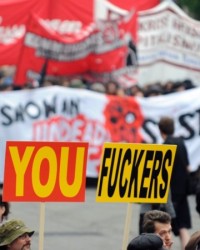  切尔西美国老板缩减投入，伯利政策引发球迷抗议  