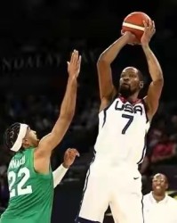  曼联争议红牌引热议，B费染红离场球队惨遭绝杀  