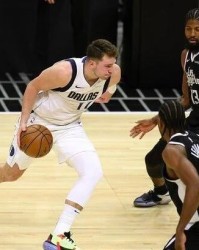  东契奇超神三分绝杀独行侠险胜快船夺赛点