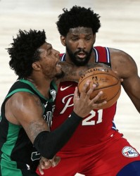  恩比德复出砍30分，76人逆转尼克斯  