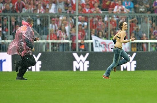  德甲黑马弗赖堡爆冷击败拜仁引热议  