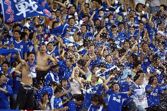  米兰德比战平局收场引球迷热议  