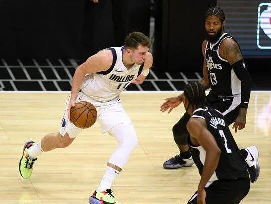  东契奇超神三分绝杀独行侠险胜快船夺赛点