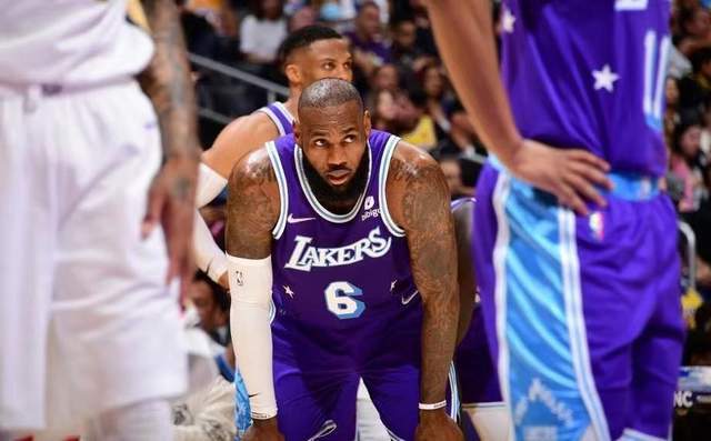  布克砍下四十分太阳战胜马刺巩固西部榜首